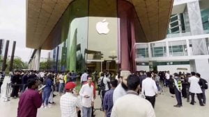 iPhone 15 : Good opportunity to buy, best discount opportunity, long crowd of customers, best offer